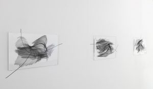 Angèle Guerre, plasticienne, 2019, « Par ailleurs ». Impressions sur plexiglas, vernis miroir, adhésif. Œuvres réalisées dans le cadre de la résidence de création à la Chapelle des Pénitents Blancs de Vence.
