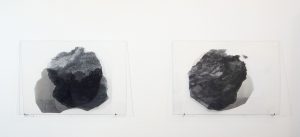 Angèle Guerre, plasticienne, 2019, « Par ailleurs ». Impressions sur plexiglas, vernis miroir, adhésif. Œuvres réalisées dans le cadre de la résidence de création à la Chapelle des Pénitents Blancs de Vence.