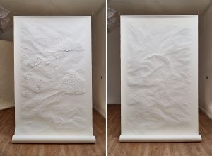 Angèle Guerre, plasticienne, 2019, « Tendre Texte », dimensions 1m35 x 2m50. Papiers incisés au scalpel. Tendre texte reproduit instinctivement des gestes immémoriaux. Tailler, couper dans la masse, piquer, ce sont aussi des gestes de couturière, de relieur ou de boucher : un travail de manutention précis, celui de l’écrivain aussi. Le dessin s’aborde comme un artisanat où s’invente une écriture. 