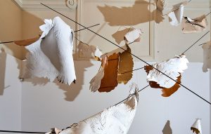 Angèle Guerre, plasticienne, 2019, « Souples, un souffle », dimensions 2m x 4m. Installation de métal, cuirs et papiers incisés. Installation réalisée dans le cadre de la résidence de création à la Chapelle des Pénitents Blancs de Vence. 