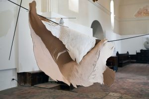 Angèle Guerre, plasticienne, 2019, « Souples, un souffle », dimensions 2m x 4m.  Installation de métal, cuirs et papiers incisés. Installation réalisée dans le cadre de la résidence de création à la Chapelle des Pénitents Blancs de Vence. 