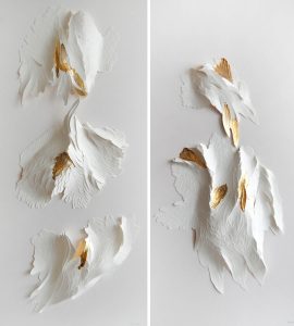 Angèle Guerre, plasticienne, 2018, « Nu Orné », dimensions 34 x 74 cm. Incisions au scalpel sur papier et feuilles d’or. Ces papiers sculptés au scalpel, réalisés pour l’Hôtel Parklane à Chypre ont été réhaussés de feuilles
d’or, points de lumière et de reliefs.