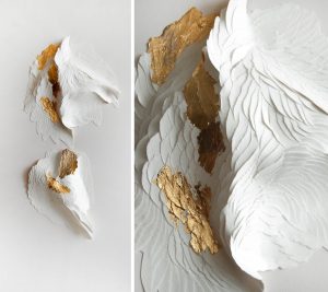 Angèle Guerre, plasticienne, 2018, « Nu Orné », dimensions 34 x 74 cm. Incisions au scalpel sur papier et feuilles d’or. Ces papiers sculptés au
scalpel, réalisés pour l’Hôtel Parklane à Chypre ont été réhaussés de feuilles
d’or, points de lumière et de reliefs.