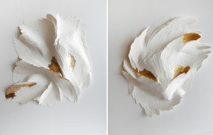 Angèle Guerre, plasticienne, 2018, « Nu Orné », dimensions 48 x 38 cm. Incisions au scalpel sur papier et feuilles d’or. Ces papiers sculptés au
scalpel, réalisés pour l’Hôtel Parklane à Chypre ont été réhaussés de feuilles
d’or, points de lumière et de reliefs.