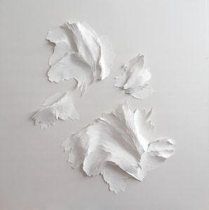 Angèle Guerre, plasticienne, 2019, « Grandes Mues », dimensions 97 x 97 cm. Incisions au scalpel sur papier. Œuvres réalisées à l’Hôtel de Paris, Monaco.
