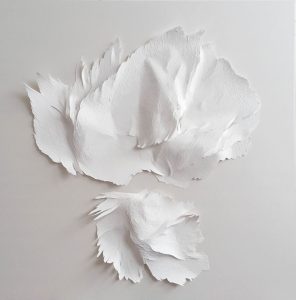 Angèle Guerre, plasticienne, 2019, « Grandes Mues », dimensions 97 x 97 cm. Incisions au scalpel sur papier. Œuvres réalisées à l’Hôtel de Paris, Monaco.
