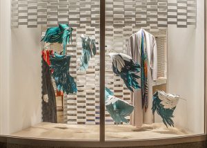 Angèle Guerre, artiste plasticienne, septembre 2020, « La chute suspendue », installation inspirée du mythe d’Icare, boutique Shang Xia, Hermès Group, 8 rue de Sèvres, Paris. La chute d’Icare est suspendue, devient éclosion, les ailes se déploient dans l’espace. © photos Alex Jonas

