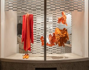 Angèle Guerre, artiste plasticienne, septembre 2020, « La chute suspendue », installation inspirée du mythe d’Icare, boutique Shang Xia, Hermès Group, 8 rue de Sèvres, Paris. La chute d’Icare est suspendue, devient éclosion, les ailes se déploient dans l’espace. © photos Alex Jonas
