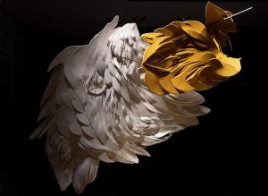 Angèle Guerre, artiste plasticienne, septembre 2020, « La chute suspendue », installation inspirée du mythe d’Icare, boutique Shang Xia, Hermès Group, 8 rue de Sèvres, Paris. Les peaux se donnent à voir « au-dessus comme au-dessous », ou en chinois : « Shang Xia ». détails © Jacques Philippot