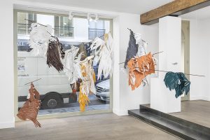 Angèle Guerre, plasticienne, novembre 2021, « Les corps sauvages », cuir, papier et métal, dimensions variables.