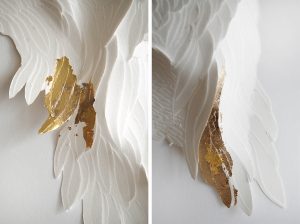 Angèle Guerre, plasticienne, 2018, « Nu Orné », dimensions 34 x 74 cm. Incisions au scalpel sur papier et feuilles d’or. Ces papiers sculptés au scalpel, réalisés pour l’Hôtel Parklane à Chypre ont été réhaussés de feuilles
d’or, points de lumière et de reliefs.