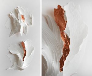 Angèle Guerre, plasticienne, 2018, « Nu Orné », dimensions 34 x 74 cm. Incisions au scalpel sur papier et feuilles d’or. Ces papiers sculptés au scalpel, réalisés pour l’Hôtel Parklane à Chypre ont été réhaussés de feuilles
d’or, points de lumière et de reliefs.