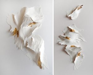 Angèle Guerre, plasticienne, 2018, « Nu Orné », dimensions 34 x 74 cm. Incisions au scalpel sur papier et feuilles d’or. Ces papiers sculptés au scalpel, réalisés pour l’Hôtel Parklane à Chypre ont été réhaussés de feuilles
d’or, points de lumière et de reliefs.