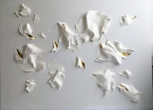 Angèle Guerre, plasticienne, 2019 « Grandes Nues Ornées », papiers incisés et feuilles d’or, 200cm x 150cm. Commande réalisée sur mesure pour un client particulier, Dubaï, Visto.

