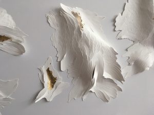 Angèle Guerre, plasticienne, juin 2022 « Grandes Nues Ornées », Incisions au scalpel sur papier et feuilles d’or, Visto, Paris 