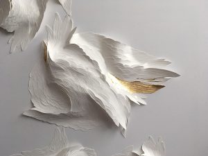 Angèle Guerre, plasticienne, 2019 « Grandes Nues Ornées », papiers incisés et feuilles d’or, 200cm x 150cm. Commande réalisée sur mesure pour un client particulier, Dubaï, Visto.