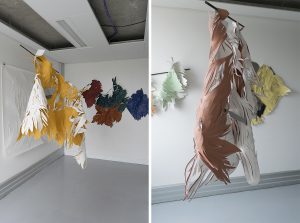 Angèle Guerre, plasticienne, 2021, « Souples, un souffle », vues d’atelier, dimensions variables. Installation de métal, cuirs, papiers incisés et miroir ancien. 