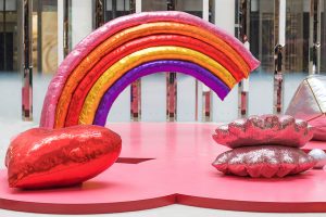 Noël 2017- L’installation « Lucky charms » représentant des formes textiles scintillantes et colorées, envahit l’espace de l’atrium.