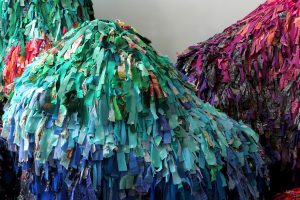 Printemps Haussmann – Fête du Printemps 2019. Le travail textile d’Emilie Faïf s’oriente à cette occasion sur la réutilisation de languettes de tissus qui constituent la matière première de ces sculptures. Du 4 avril au 9 mai 2019. 