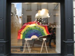 Emilie Faïf, plasticienne, 2010, installation « Arc-en-ciel », Paris. 