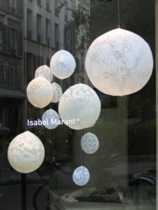 Emilie Faïf, plasticienne, 2005, installation « Dentelles » pour les vitrines d’Isabel Marant, Paris. Dimensions : 300 x 200 x 150 cm. 