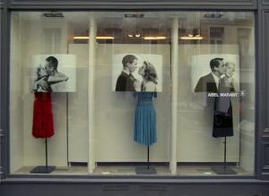 Emilie Faïf, plasticienne, 2005, installation « Hollywood Kiss » pour vitrines Isabel Marant, Paris.