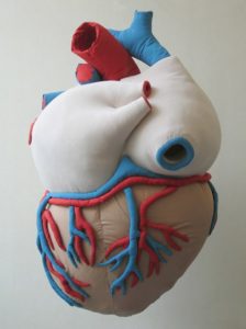 Emilie Faïf, plasticienne, 2007, sculpture textile « Coeur » pour vitrines Isabel Marant.
Dimensions :  150 x 100 x 80 cm.