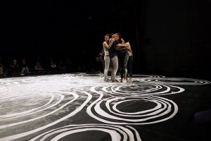 Octobre 2017 － SPECTACLE LET’S FOLK! – En collaboration avec la chorégraphe Marion Muzac. En dessinant à même les tapis de danse, la plasticienne Emilie Faïf met en valeur la notion de territoire et d’encrage dont s’inspirent les danses populaires. 