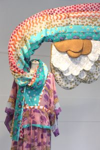 Emilie Faïf, plasticienne, juin 2011, installation textile pour les vitrines de Tsumori Chisato, Paris.
