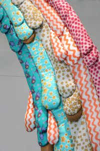 Emilie Faïf, plasticienne, juin 2011, installation textile pour les vitrines de Tsumori Chisato, Paris.
