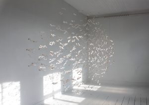 Emilie Faïf, plasticienne, 2017, exposition des œuvres « Spermatozoïdes » et « Mamelles », Festival d’art de Watou, Belgique. L’occasion de redécouvrir « Spermatozoïdes » et « Mamelles », deux installations singulières et organiques d’Emilie Faïf, présentées ici dans des espaces épurés et domestiques. 