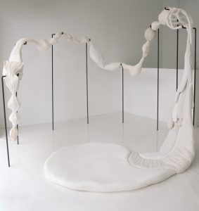Emilie Faïf, plasticienne, 2012, installation textile dans le cadre de l’exposition collective « Lactescences », organisée par Milk Factory, Paris.