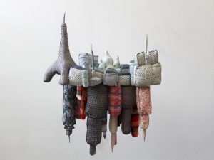 Emilie Faïf, plasticienne, 2010, sculpture textile « Paris-New York » pour vitrines Isabel Marant. Dimensions : 140 x 100 x 140 cm. 