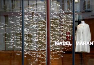 Emilie Faïf, plasticienne, 2007, création textile « Spermatozoïdes » pour vitrines Isabel Marant, Paris.
