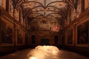 Emilie Faïf, plasticienne, 2015, installation dans la Chapelle des Carmélites, Toulouse.   Festival « Les Jardins synthétiques » en partenariat avec la Fondation Espace Écureuil.