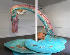 Emilie Faïf, plasticienne, juin 2011, installation textile pour les vitrines de Tsumori Chisato, Paris.
