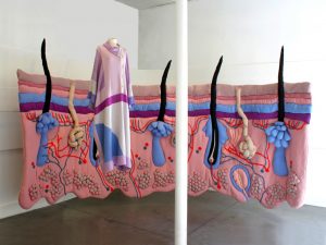 Emilie Faïf, plasticienne, septembre 2011, installation textile « Under the Skin » pour les vitrines de Tsumori Chisato, Paris.
