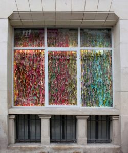 Emilie Faïf, plasticienne, février 2014, créations textiles pour les vitrines de Manuel Canovas, Paris.
