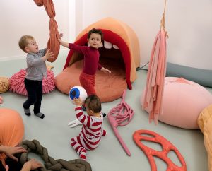 Emilie Faïf, plasticienne, mars 2020, Projet Mille Formes, Centre d’initiation à l’art pour les 0-6 ans, Clermont-Ferrand, Centre Pompidou. En concevant cette installation, Emilie Faïf met en avant la relation intense et essentielle des bébés avec le corps, celui de leur maman mais également le leur, avec la prise de conscience fragmentée et progressive d’être un tout.