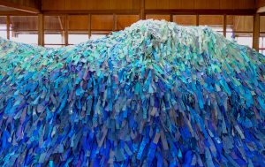 Emilie Faïf, plasticienne, novembre 2025, œuvre « Our Island », Setouchi Triennale 2025, Japon. Les languettes de textile — anciens vêtements, kimonos et tissus indigo typiques de Shikoku — ont ainsi été confiées à l’artiste.