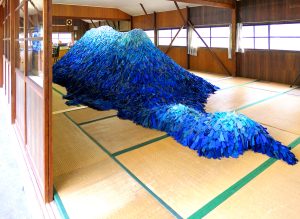 Emilie Faïf, plasticienne, novembre 2025, œuvre « Our Island », Setouchi Triennale 2025, Japon. Porteuses d’histoires personnelles, elles composent une œuvre née de gestes partagés, d’échanges et de générosité, symbole du lien profond entre la communauté et son territoire.