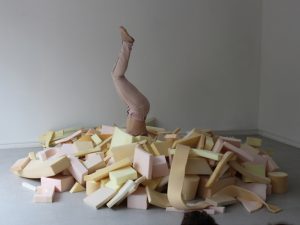 Remous est un spectacle pour tout petits co réalisé avec la chorégraphe Katalin Patkaï. <p>Des éléments en mousse de toutes formes s’amoncèlent pour construire, jouer, démolir et recommencer. </p>