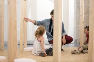 Emilie Faïf, visual artist, 2016, exhibition/workshop “Les Oiseaux”, Cité de la Mode et du Design, Paris. Children are invited to take part in workshops on sound effects and the making of objects reminiscent of the imagination created by birds. © Jakob+MacFarlane, Samuel Lehuédé.