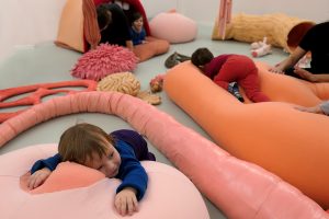 Emilie Faïf, visual artist, March 2020, Mille Formes project, Center for art initiation for 0-6 year olds, Clermont-Ferrand, Centre Pompidou. These various textile sculptures are inspired by this fragmentation in an installation composed of a series of forms that humorously constitute a vocabulary of the human body. The oversized sizes, the padded and welcoming shapes will be as many areas to explore for babies and their parents.