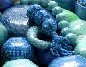 Emilie Faïf, visual artist, April 2021, Mobile textile installation “On n’est jamais trop petit pour lire”, Pas-de-Calais. These large rounded cushions are destined to be manipulated according to the needs of collective or small group readings. The colorful shapes, all unique, create a joyful appeal for the little ones.