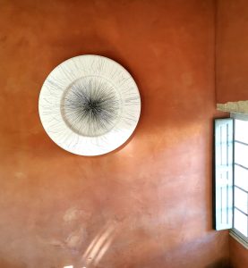 Valérie Henry – House of Talent, contemporary art sale. Nicolas d’Olce, Epicentre II, plaster, hemp, graphite, engraving, 2022, Ø 120 cm x 20 cm, original piece