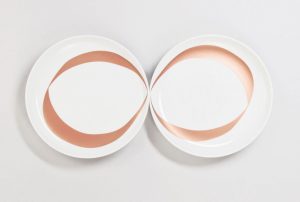 Two plates destined to stay close together for a eternal gourmet meal. The copper-ribbon makes sense once they are united.