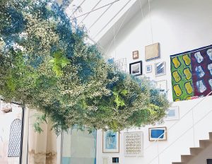 Marianne Guedin, vegetal installation, June 2021. Suspended cloud at the Amélie Maison d’Art Gallery.