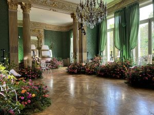 Marianne Guedin, vegetal installation “Collines fleuries”, October 2022, for the presentation of the new SS23 collection by Roger Vivier, Fondation Simone et Cino Del Duca, Paris.