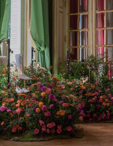 Marianne Guedin, vegetal installation “Collines fleuries”, October 2022, for the presentation of the new SS23 collection by Roger Vivier, Fondation Simone et Cino Del Duca, Paris.